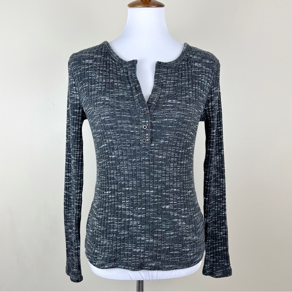 a.n.a. Gray Ribbed Long Sleeve Knit Top Medium Heathered Popover Quarter Button